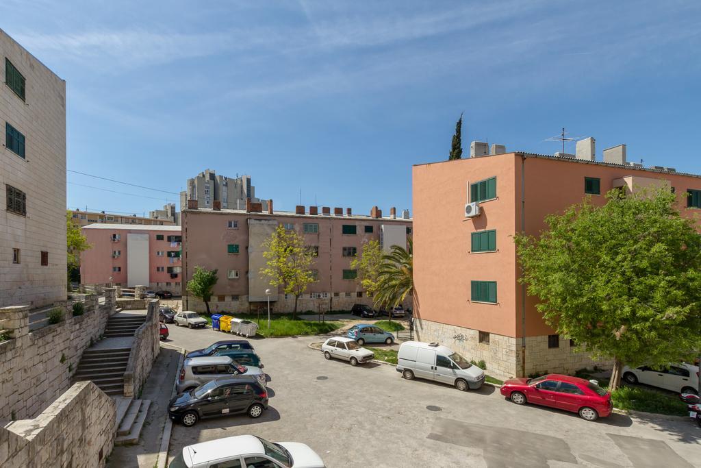 Sunny Apartment Split Bilik gambar